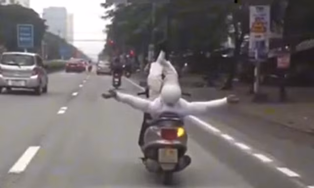 Người đàn ông đi xe máy 'làm xiếc' trên đường phố