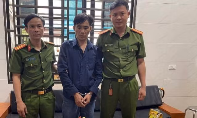 Tóm gọn đối tượng thủ 2 khẩu súng 'cõng' ma túy từ Lào về Việt Nam 