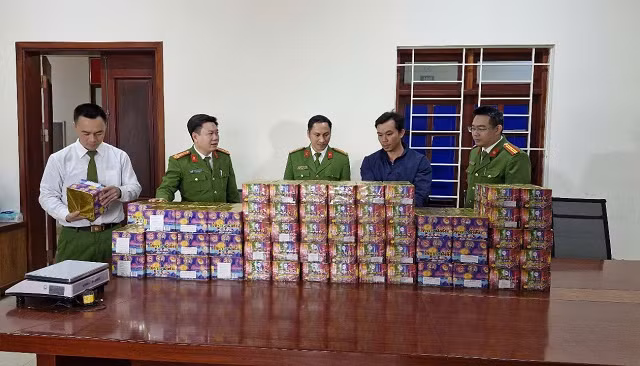 Ngụy trang hàng tạ pháo trên xe tải chở sắn