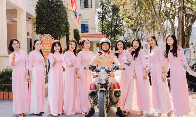 'Bóng hồng' công an xứ Nghệ duyên dáng trong tà áo dài