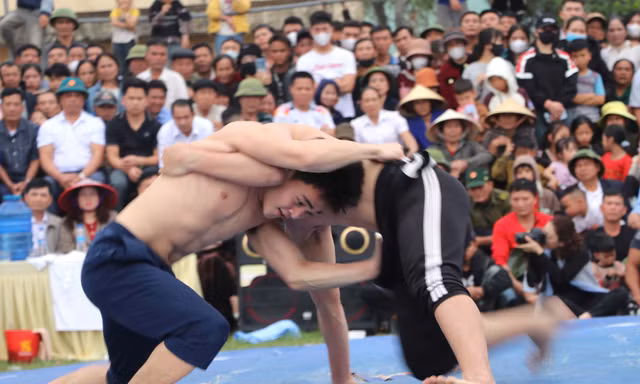 Trai làng ‘cởi áo so tài’ trên sới vật 