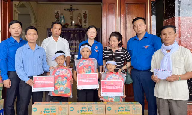 Hội đồng Đội Trung ương nhận bảo trợ ba em nhỏ có bố mẹ bị lũ cuốn trôi