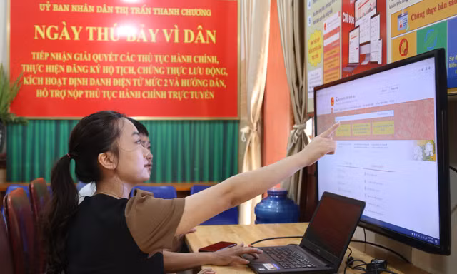 Vợ chồng trẻ gác chuyện gia đình, làm việc ngày thứ 7