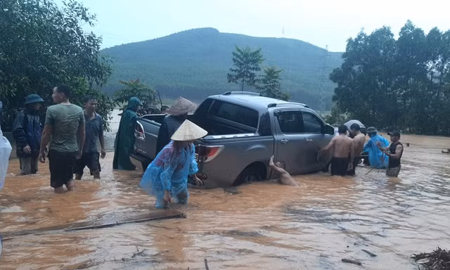 Người dân 'giải cứu' ô tô chìm trong biển nước