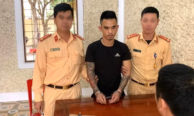 CSGT khống chế đối tượng xăm trổ, định phi tang hàng nghìn viên ma túy xuống mương