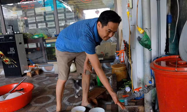 Thi công đường làm vỡ đường ống, hàng nghìn hộ dân “khát” nước