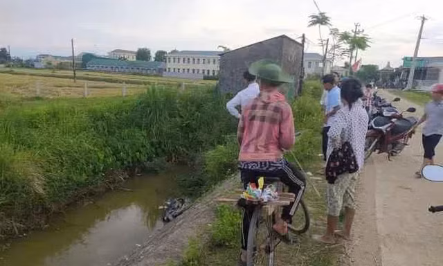 Phát hiện người đàn ông tử vong dưới mương nước 