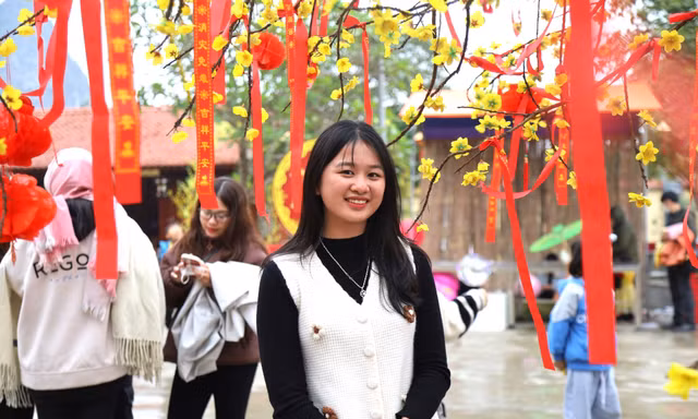 Hàng ngàn người đổ về ngôi chùa linh thiêng ở Nghệ An cầu an, vãn cảnh