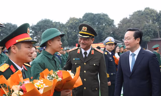 Thứ trưởng Bộ Công an động viên thanh niên tòng quân