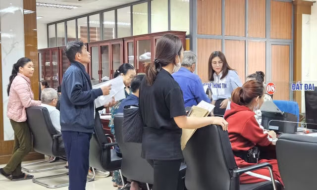 Lo điều chỉnh giá đất, người dân xếp hàng từ sáng sớm làm thủ tục đất đai