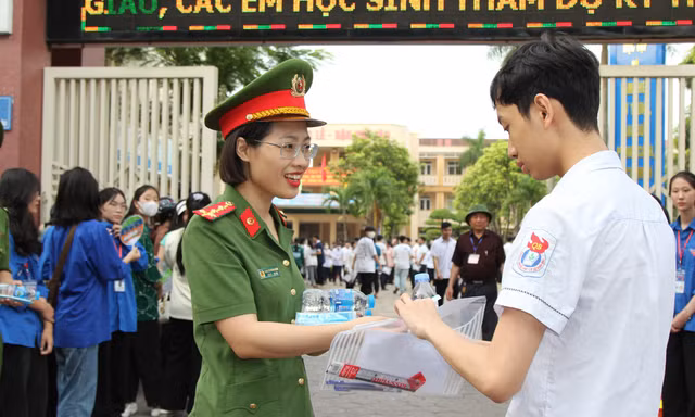 Hình ảnh đẹp chiến sĩ công an tiếp sức sĩ tử tự tin vượt vũ môn