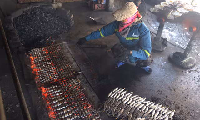 Làng cá nướng rực lửa giữa trời nóng 39 độ 
