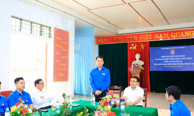 Anh Ngô Văn Cương thăm, làm việc tại Tổng đội Thanh niên xung phong 5 Nghệ An