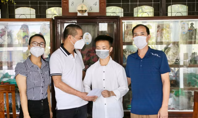 Học trò mồ côi người Mông đỗ Đại học Y Hà Nội được tiếp sức đến trường