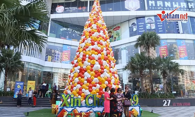 2.000 chiếc nón lá tạo thành cây thông Noel cao hàng chục mét ở Hà Nội