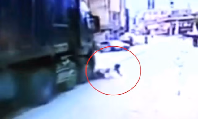 Xe tải kéo lê xe máy, người đàn ông thoát chết ngoạn mục như phim