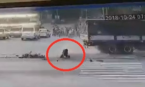 Xe tải cán nát xe máy, tài xế Grabbike thoát chết ngoạn mục như phim