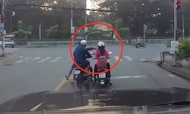 Cướp đi xe máy giật điện thoại trên tay cô gái dừng đèn đỏ