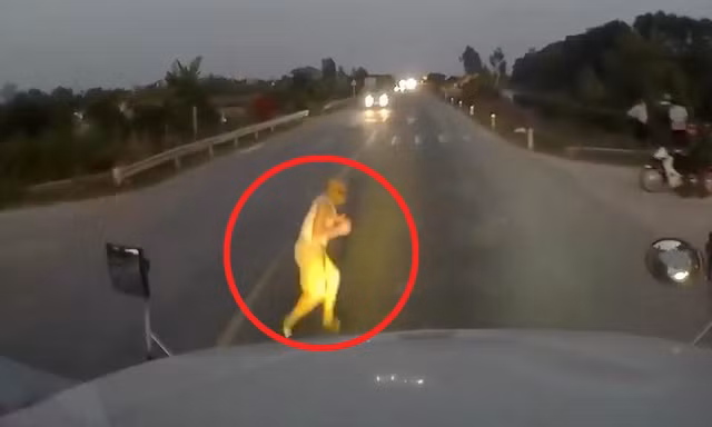Cụ ông sang đường như trong sân nhà và cú phanh thần thánh của contain