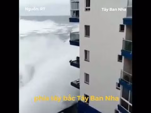 Sóng dữ phá hủy ban công chung cư sát biển