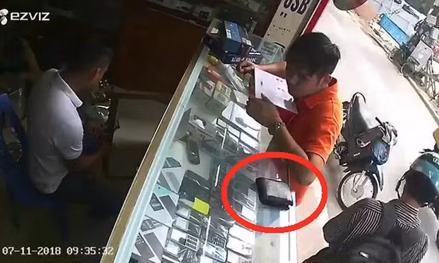 Người đứng cạnh quên ví, thanh niên 'nổi lòng tham'