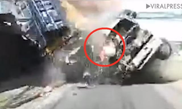 Xe tải nát đầu sau va chạm thảm khốc, 2 mẹ con thoát chết kỳ diệu