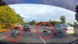 Xe máy phóng bạt mạng tông đuôi ô tô và cái kết như phim hành động