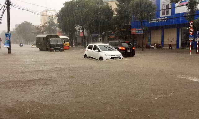 Mưa trắng trời suốt đêm đến sáng, thành Vinh ngập sâu trong biển nước