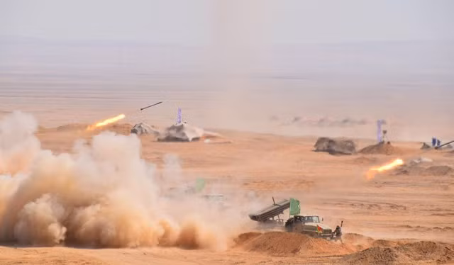 Tăng Mỹ Abrams gầm thét với hỏa lực yểm trợ của Shilka và Grad Nga