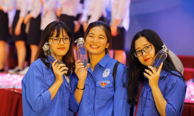 Trường ĐH tặng gần 4000 chai nước thủy tinh cho sinh viên