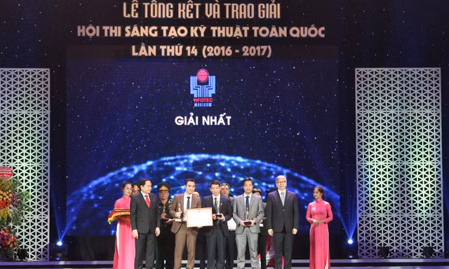 Ban tổ chức trao giải nhất cho trường ĐH Công nghệ giao thông vận tải,