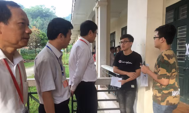 Thứ trưởng Bộ GD&ĐT Lê Hải An động viên thí sinh tại buổi thí sáng nay ở điểm thi trường CĐ Cộng đồng, Bắc Kạn - ảnh Nghiêm Huê