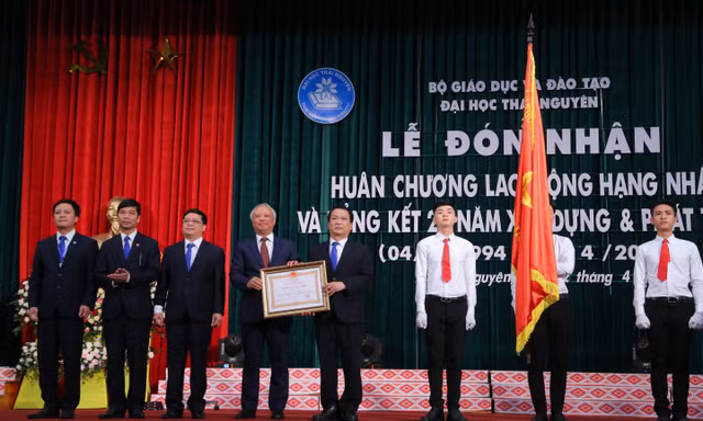 ĐH Thái Nguyên đón nhận huân chương Lao động hạng nhất