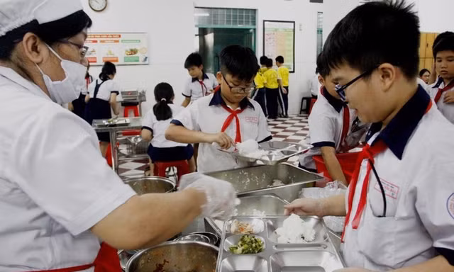 Bữa ăn học đường nhận được sự quan tâm của các phụ huynh