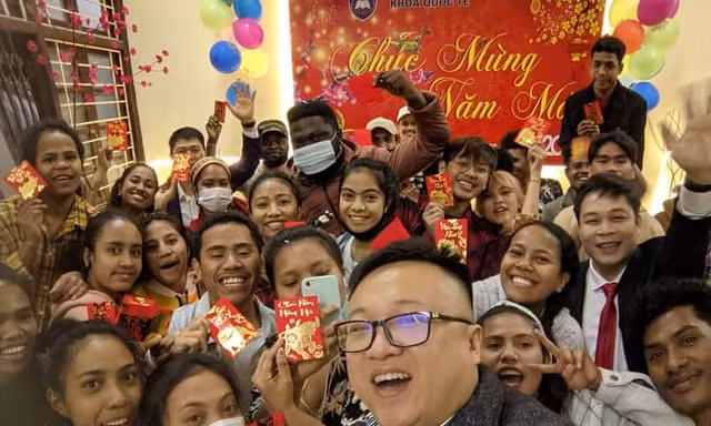 Lưu học sinh quốc tế háo hức ăn tết tại Việt Nam