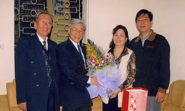 Tổng bí thư, Chủ tịch nước đến thăm cô Đặng Thị Phúc năm 2005