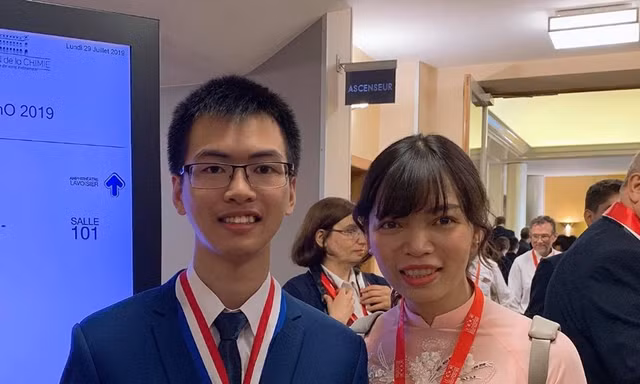 Em Nguyễn Văn Chí Nguyên cùng cô giáo dạy môn Hóa học Mai Châu Phương tại Lễ trao giải kỳ thi Olympic Hóa học 2019. (Ảnh do nhà trường cung cấp).