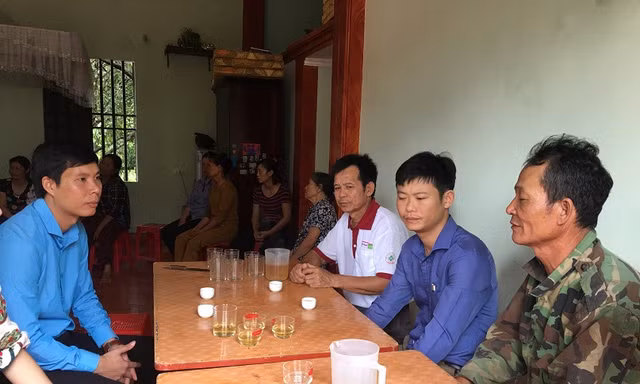 Anh Nguyễn Hữu Tuất - Phó Bí thư tỉnh đoàn Thanh Hóa thăm, động viên các gia đình nạn nhân