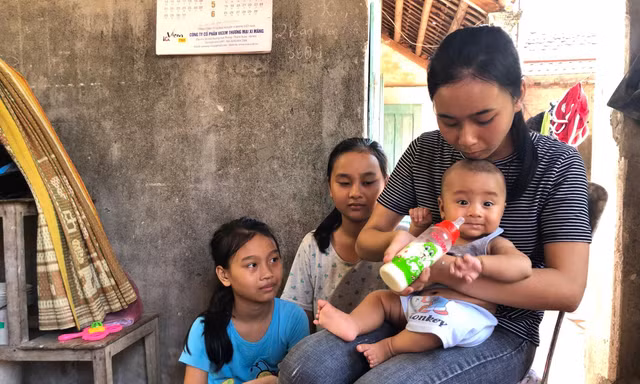 Mẹ mất vì sét đánh, nữ sinh tất tả về cho em ăn sau mỗi buổi thi