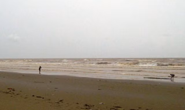 Chồng mất tích, vợ mắc vào lưới khi đi đánh cá trên biển