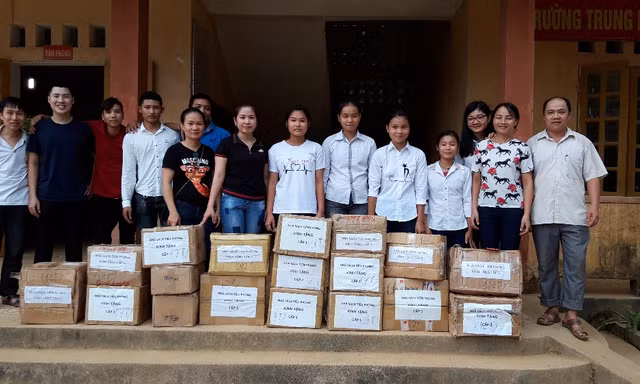 Nhà sách Tiền Phong tặng quà cho học sinh vùng lũ
