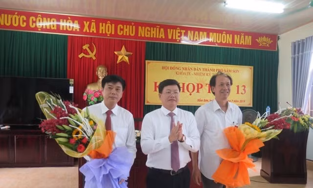 Tân Phó Chủ tịch UBND thành phố Sầm Sơn Bùi Quốc Đạt (bên trái).