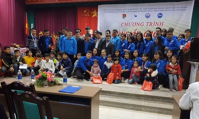 Đoàn cơ quan Trung ương trao quà cho học sinh vùng cao Quan Hóa