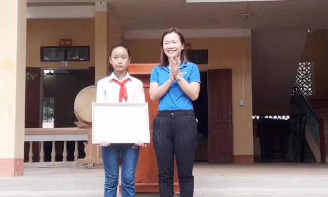 Khen thưởng cho học sinh Hoàng Lê Diệu Linh