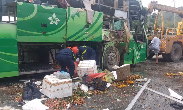 Vụ xe khách lao xuống sông, 9 người thương vong: Do tài xế buồn ngủ?
