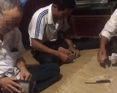 Dân quay clip, tố Bí thư và Phó Chủ tịch xã đánh bài ăn tiền tại công sở