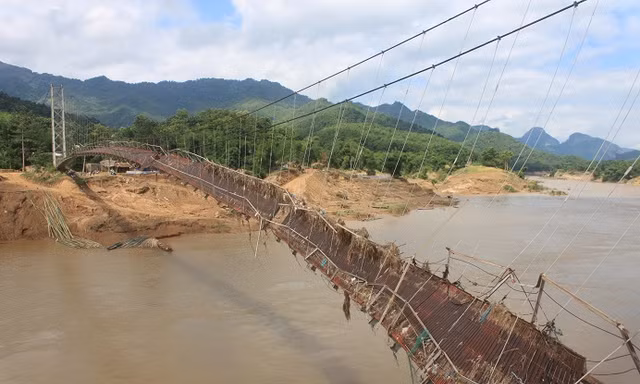 Cầu treo Phú Xuân bị phá hủy chưa được khắc phục