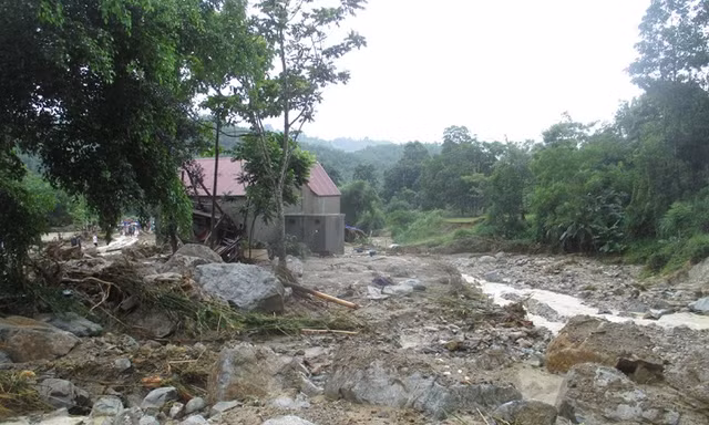 Hiện trường bản Hắc sau lũ