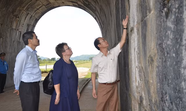 Bà Molly Stephenson, Tham tán Văn hóa - Thông tin, Đại sứ quán Hoa Kỳ khảo sát tình trạng xuống cấp tại Thành Nhà Hồ.