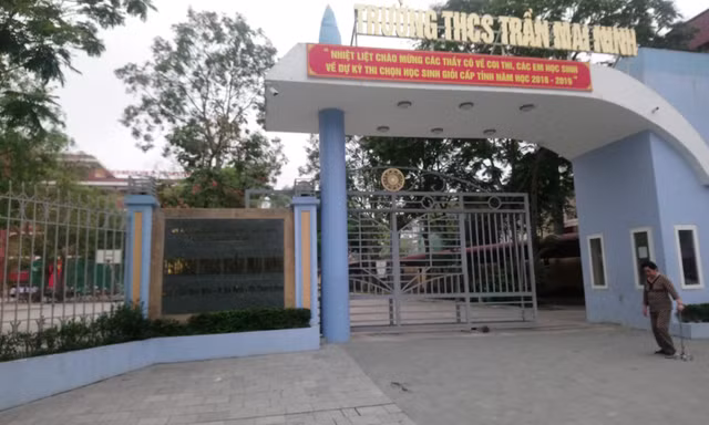 Học sinh lớp 8 rơi từ tầng cao xuống sân trường